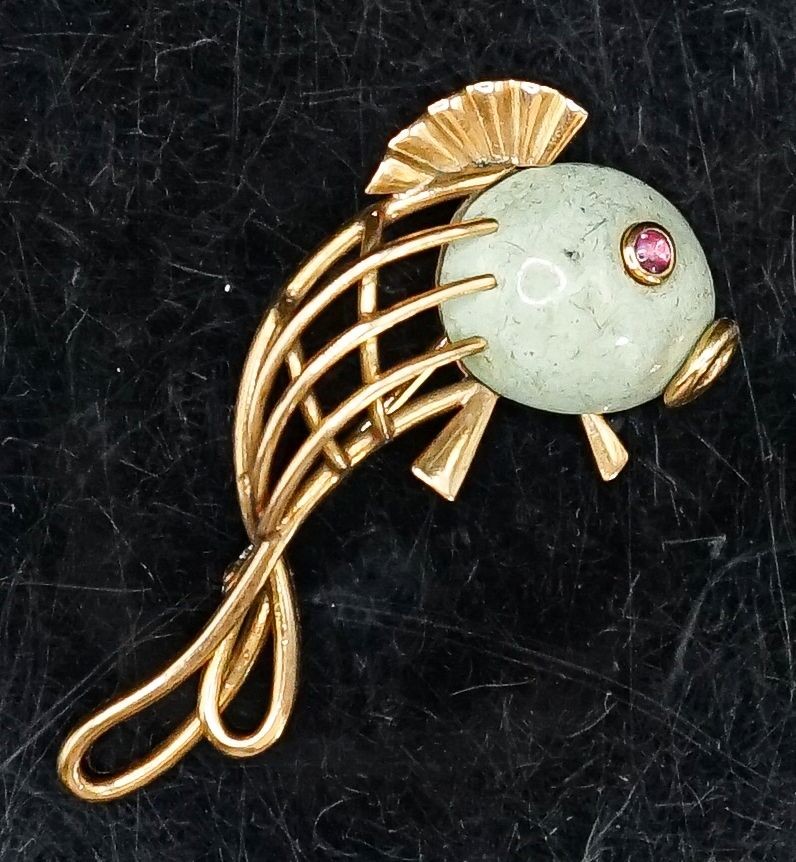 A Viennese 585 yellow metal, hardstone and cabochon ruby set brooch, modelled as a stylised fish, 39mm, gross weight 5.4 grams.